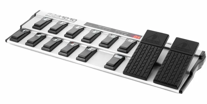 Behringer FCB1010 ujęta od przodu na neutralnym tle