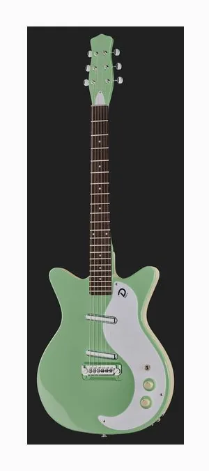 Danelectro 59M NOS+ DC BK ujęta od przodu na neutralnym tle