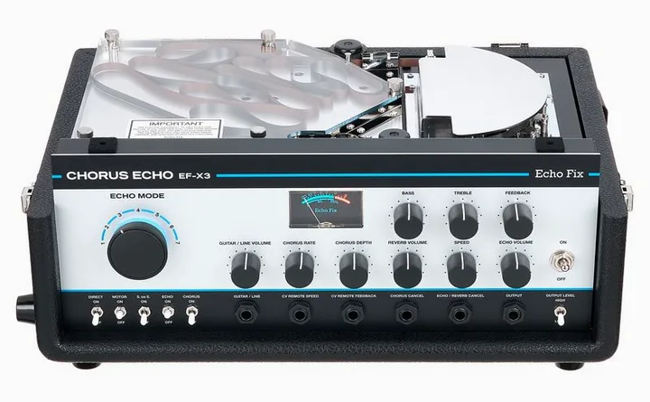Echo Fix EF-X3 Chorus Echo Silver Tolex, footswitch z bliska