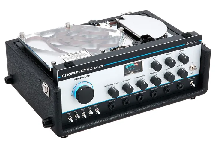 Echo Fix EF-X3 Chorus Echo Silver Tolex, footswitch z bliska