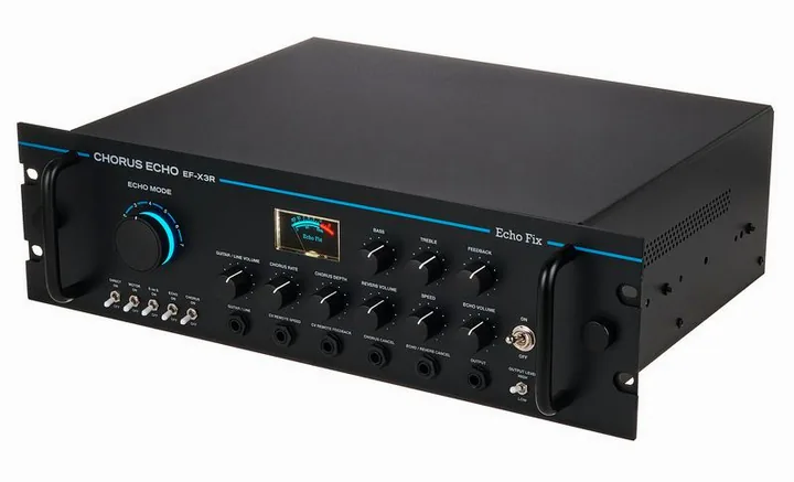 Echo Fix EF-X3R Chorus Echo Black, footswitch z bliska