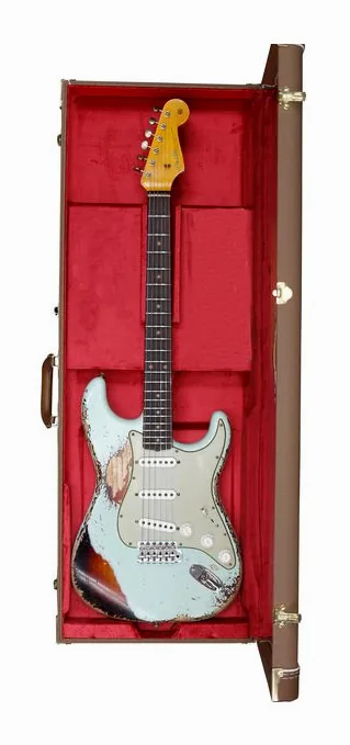 Fender 61 Strat SHR Aged Surf G 3TSB ujęta od przodu na neutralnym tle