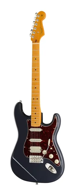 Fender Am Pro Clsc Strat HSS MN FBLK ujęta od przodu na neutralnym tle