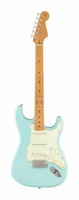 Fender Am Pro Clsc Strat RMN DPB ujęta od przodu na neutralnym tle