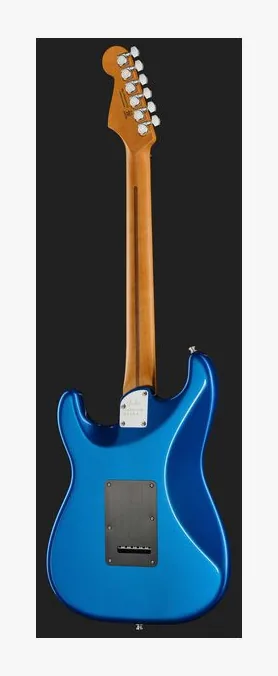 Fender Am Ultra II Strat HSS EB NBL, profil boczny korpusu