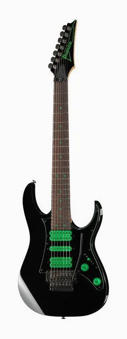 Ibanez UV70P-BK ujęta od przodu na neutralnym tle