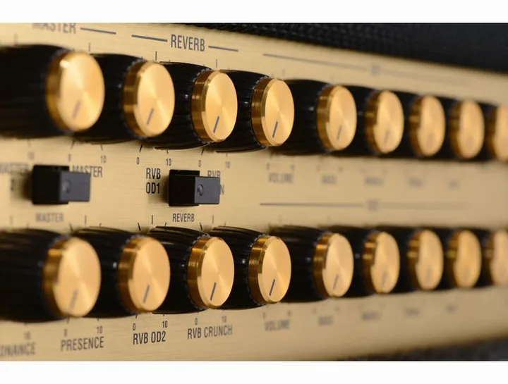 Marshall JVM410H, tył ze złączami