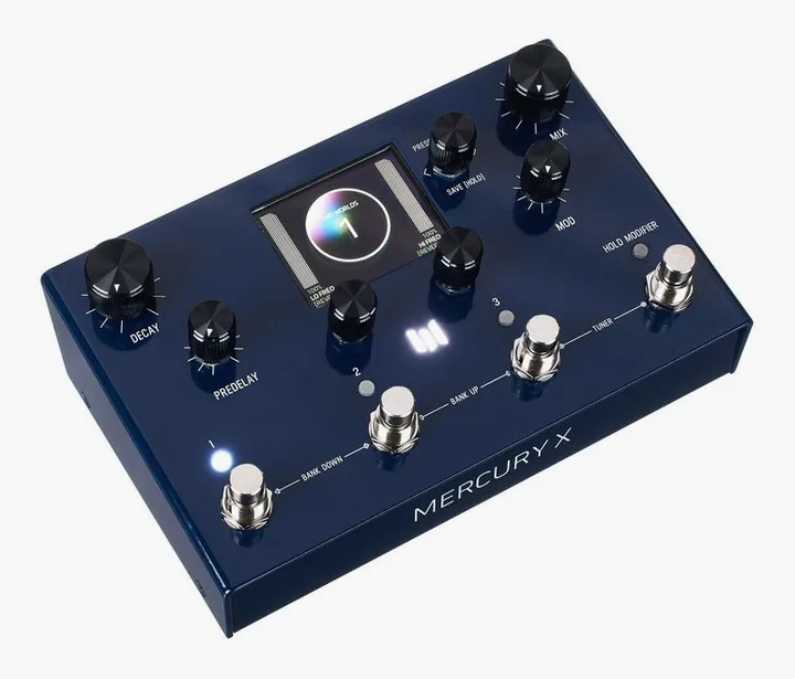 Meris Mercury X Reverb Pedal, footswitch z bliska