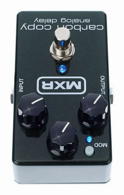 MXR M169 Carbon Copy Analog Delay, footswitch z bliska
