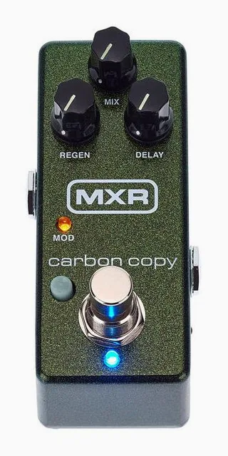 MXR M299 Copy Mini Analog Delay, footswitch z bliska