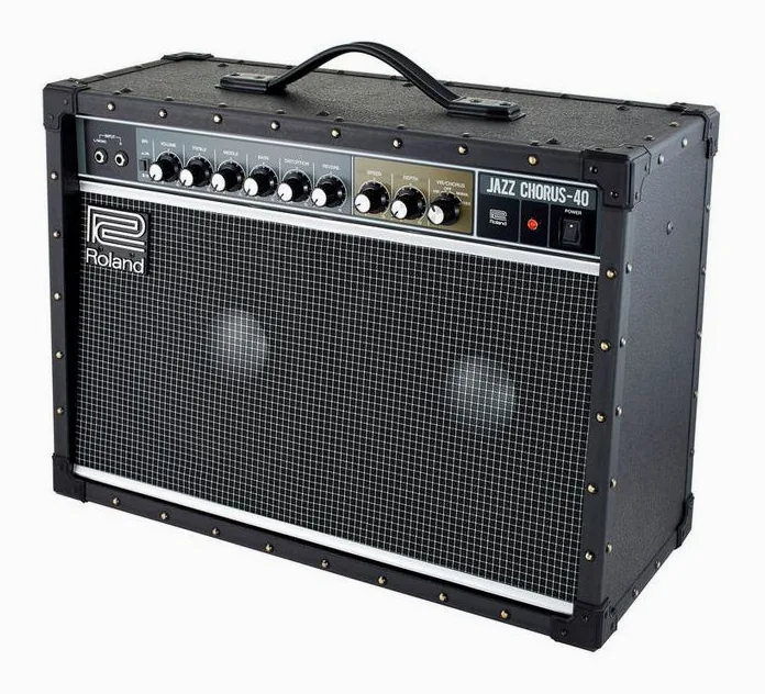 Roland JC-40 widziana od przodu