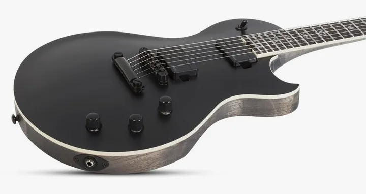 Schecter Solo-II Supreme CEBB sfotografowana frontalnie