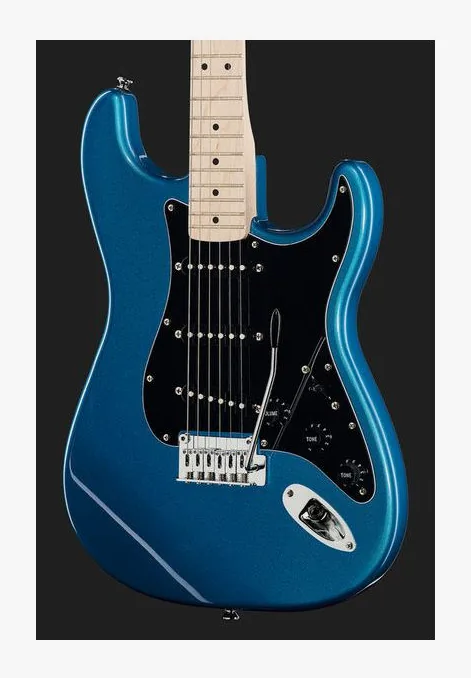 Squier Affinity Strat MN OW ujęta od przodu na neutralnym tle