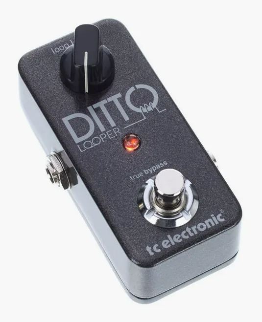 tc electronic Ditto Looper, footswitch z bliska