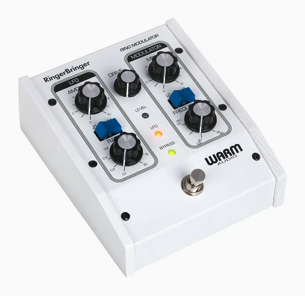 Warm Audio RingerBringer limited White, footswitch z bliska