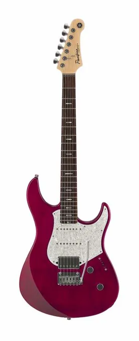 Yamaha Pacifica Std+12 Fired Red RF ujęta od przodu na neutralnym tle